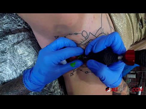 ❤️ Extremt tatuerade snyggingen Sully Savage fick en tatuering på sin klitoris ❤️ Sluts at us sv.xxxpornolive.ru ️❤